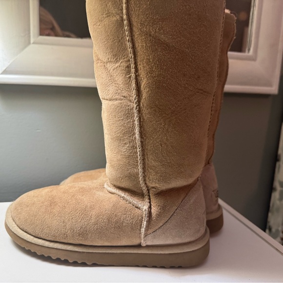 UGG classic boots. Size 5 - Picture 3 of 6
